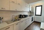 Location vacances  Musee du Village Bucarest - 97 Rent House-3