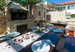 Location vacances  Brac - Apartment in Bol with sea view, balcony, air conditioning, Wifi 156-2-4