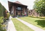 Location vacances Yogyakarta - Reddoorz at Omah Kayu Homestay Yogyakarta-1