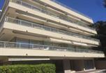 Location vacances Gare SNCF de Saint-Raphaël Valescure - 2 Pièces avec Balcon et Terrasse - Plage à 50m - Clim, Wifi, Parking - Fr-1-466a-17-3