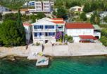 Location vacances  Paklenica - Holiday Home Seafront Escape - Happy Rentals-1