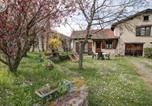 Location vacances  Loire - Gîte 65 m² avec cheminée, terrasse et jeux pour enfants - Fr-1-496-283-2