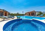 Location vacances Visovac - Promina luxury villa with 72sqm Heated Pool, Jacuzzi, Infrared Sauna, Tennis court, Media room-4