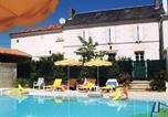 Location vacances  Charente - Maison de charme avec piscine chauffée et jardin privé, idéale pour familles - Fr-1-653-85-1