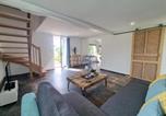Location vacances  Loire - Gîte cosy avec terrasse, piscine et spa, au cœur de la Côte Roannaise - Fr-1-496-322-4