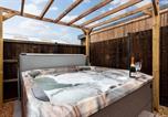 Location vacances Cromer - 6br Luxury Beach House Hot Tub & Sea Views-3