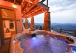 Location vacances Sylva - Luxe Mountain Retreat with Sunset Views & Hot Tub-3