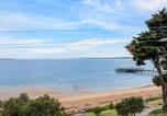 Location vacances Cowes - Beachfront Bliss - shared indoor pool & spa-1