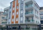 Location vacances  Perge - Cozy Flats With Balcony-1