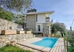 Location vacances  Province de Vérone - Lake View Villa Mercurio with Shared Pool-1