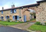 Location vacances  Loire - Spacieuse ferme rénovée avec jardin, cheminée et jeux pour enfants, charges incluses à la campagne - Fr-1-496-318-1