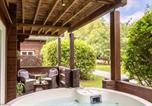 Location vacances Thirsk - Lake View Lodge with Hot Tub-2
