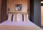 Location vacances Llanfihangel Ysgeifiog - Luxury Mirrored Cabin with Hot Tub & Sauna-3