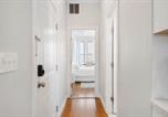 Location vacances Newport - Jennifer's Chic Downtown City Views Private Deck-2