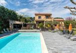 Location vacances Saint-Geniès-de-Malgoirès - Villa spacieuse à Vézénobres avec piscine privée-1