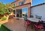 Location vacances La Croix-Valmer - Maison climatisée 2 chambres, proche village, terrasse, jardinet, piscine, parking privé - Fr-1-726-14-2