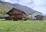 Location vacances  Ariège - Chalet chaleureux à Orlu avec Jacuzzi et vue sur la montagne-2