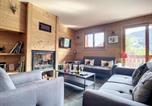 Location vacances Les Allues - Chalet chaleureux avec jacuzzi et cheminée à Méribel - Fr-1-688-64-1