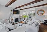 Location vacances Meriden - Sea Cliff Charm: 5 Mins to Beach, Firepit-1