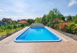 Location vacances Balatongyörök - No 68 holiday house Tünde with covered swimming pool-2
