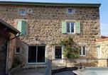Location vacances  Loire - Gîte en Pierre avec Piscine Privée et Terrasse Couverte - Fr-1-496-202-1