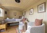 Location vacances Tewkesbury - Riverside Shepherd’s Hut with Hot Tub-3