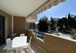 Location vacances Cavalaire-sur-Mer - Appartement climatisé avec terrasse, proche plage et commerces, parking inclus, Wifi, classé - Fr-1-100-332-2
