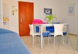 Location vacances  Ville métropolitaine de Venise - Flat in a seafront building with swimming pool-4