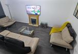 Location vacances  Gare de Burnley - Leyland Road Retreat - 4 Bedroom House-1
