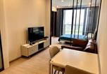 Location vacances Khlong Tan Nuea - High Floor Apt with Large Living Room Pool and Gym-1