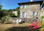 Location vacances Auvergne - Ferme Xvie siècle rénovée avec jardin clos et Wifi - Fr-1-582-119-3