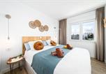 Location vacances  Alicante - Beachfront Bliss apt, with heated pool, by Oyoostays-4