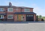 Location vacances  Gare de Crewe - Dolly's House-1