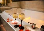 Hôtel 4 étoiles Canet-en-Roussillon - La Suite Romantique avec Jacuzzi au Cœur de Perpignan-1