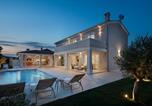 Location vacances Kanfanar - Luxury Gabriel Residence for 8 people with 32 m2 private salt-water pool in Central Istria-1