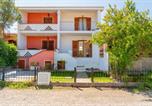 Location vacances  Province d'Olbia-Tempio - Appartamento Residenziale Trilocale 6 posti letto via Oristano-2