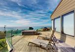 Location vacances Upper Lake - Stunning ocean view home with hot tub and deck-3