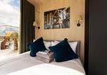 Location vacances Llanfihangel Ysgeifiog - Stylish Mirrored Cabin with Sauna & Plunge Pool-3