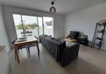 Location vacances Anglet - T2 moderne avec terrasse ensoleillée et parking au centre d'Anglet, proche des plages - Fr-1-239-1063-2