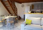 Location vacances  Loire - Gîte en Pierre avec Piscine Privée et Terrasse Couverte - Fr-1-496-202-3