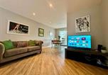 Location vacances  Gare de Widney Manor - Stylish Solihull Home Near Nec Jlr & Airport Free Parking & Garden-1