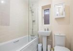 Location vacances  Gare de Walsall - Cosy Two Bedroom House with Driveway Parking and Garden-4