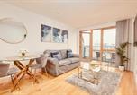 Location vacances Leeds - Deluxe City Apt, River Canal View& Free Parking!-1