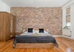 Location vacances Oświęcim - Comfortable Pet-Friendly Apartment with Workspace by Noclegi Renters-2