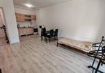 Location vacances Kecskemét - Workstay Apartment Modern Comfort with Private Parking, Near City Amenities-1