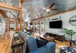 Location vacances Boerne - Hollmig Haus - Sleeps 12 with Hot Tub & Beauty Bar-2