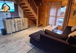 Location vacances  Ariège - Chalet chaleureux à Orlu avec Jacuzzi et vue sur la montagne-3
