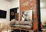 Location vacances Pittsburgh - 2 Bedrooms • Elegant Historic Retreat•Free Parking-1