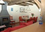 Location vacances Chaveignes - Gîte authentique à Brizay avec jardin privé et piscine - Fr-1-381-238-3