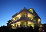 Location vacances  Plaine de Stari Grad - Apartments with parking space Vrboska, Hvar - 24967-1